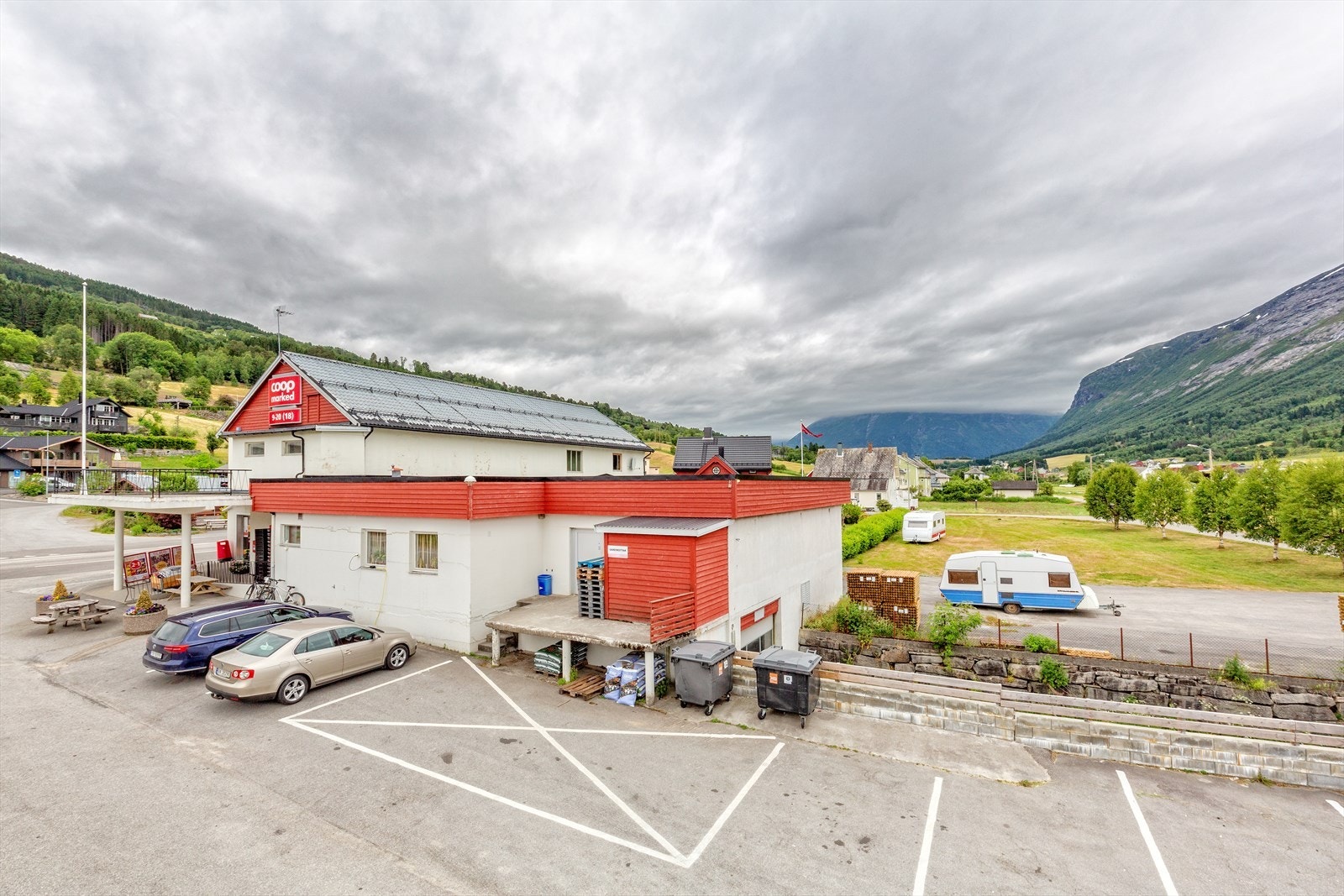 Lasterampe med inngang til lager Galleribilde
