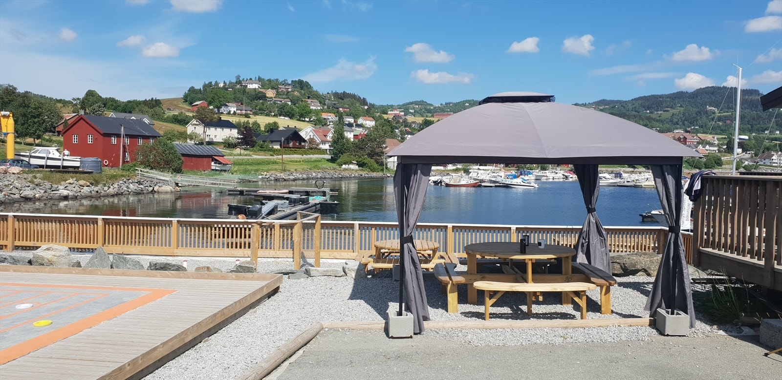 Eiendommen er et spiseri/restaurant/pub med umiddelbar nærhet til gjestehavn og Leksvik småbåthavn. Galleribilde