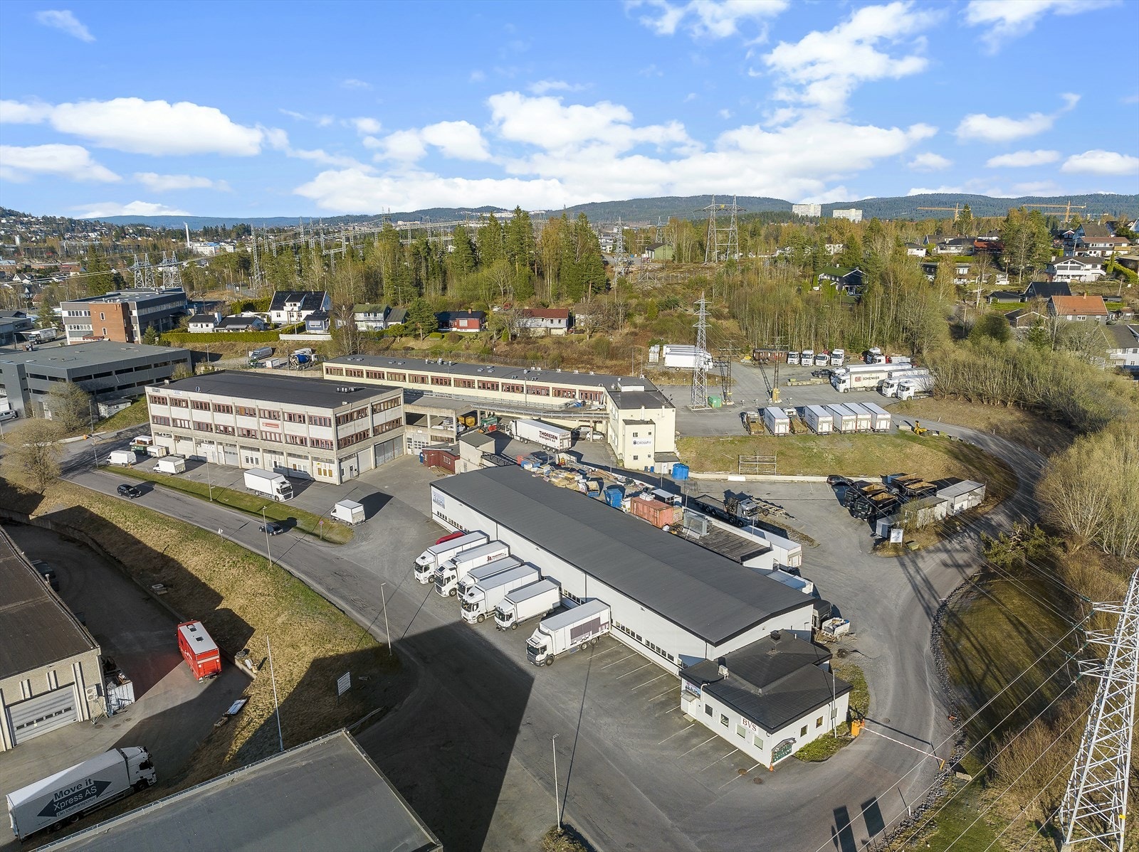 Her ser man Industriveien 12 og uteareal Galleribilde
