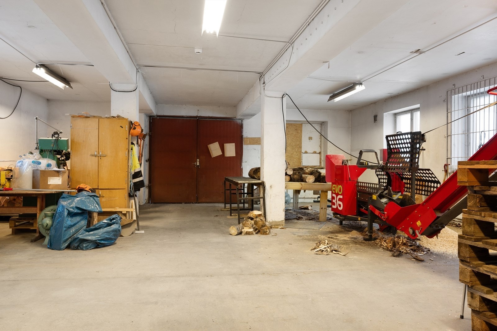 Fra Sokkeletasje der det er vedproduksjon i dag Galleribilde