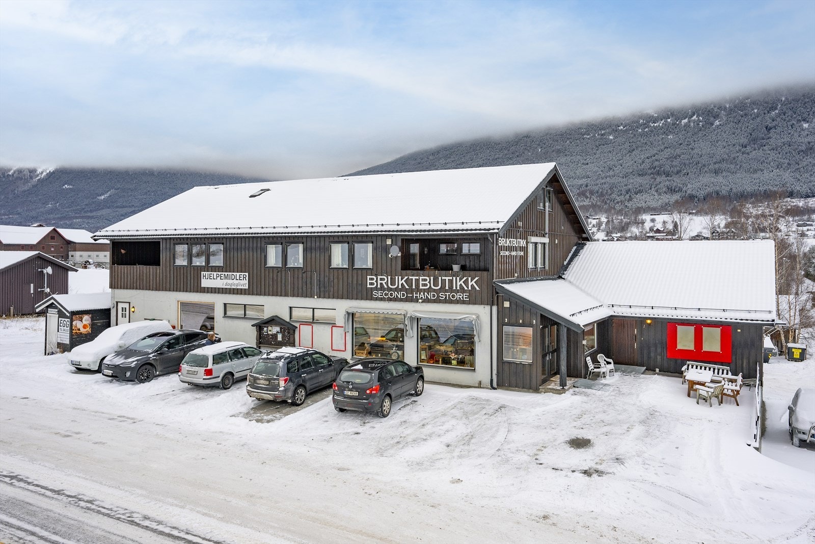 Gamle samvirkelaget i Skjåk. Rommer i dag ett stort næringslokale og 5 leiligheter Galleribilde