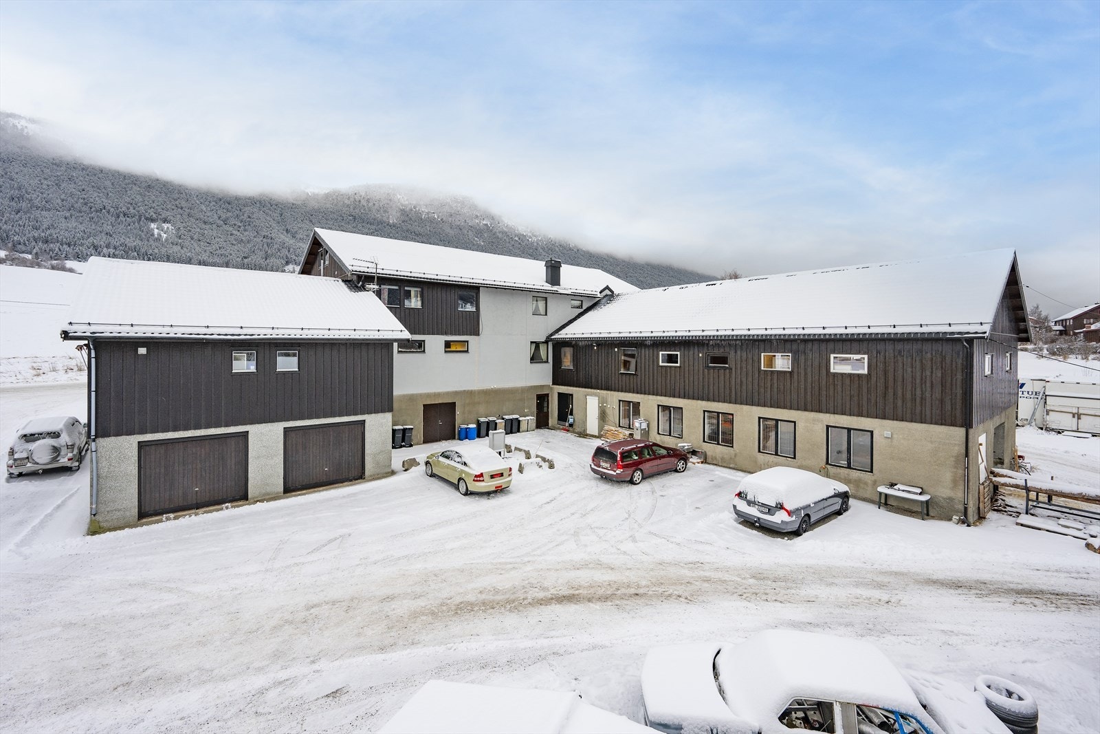 Dobbelgarasje som leies ut sammen med leilighetene Galleribilde