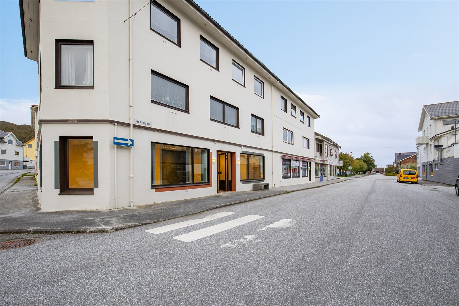 Det er godt med parkeringsareal langs gate ved eiendommen Galleribilde