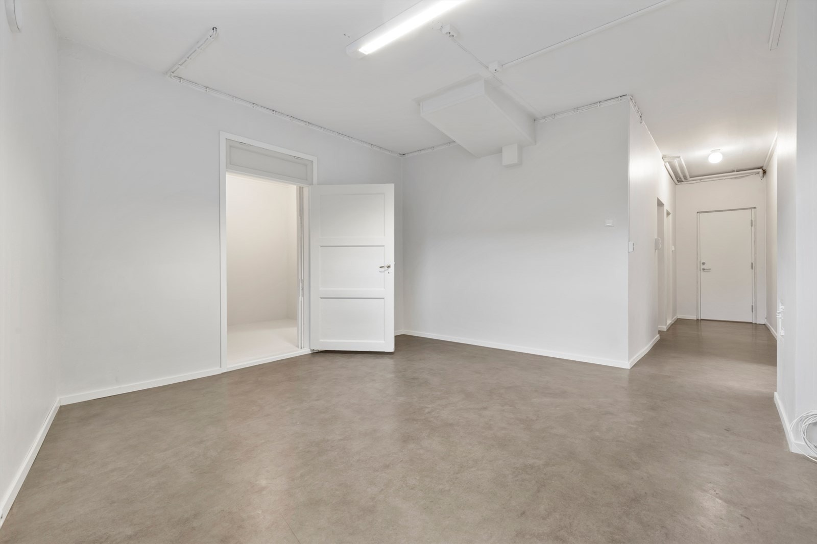 Fra bakrom er det tilkomst til mulig leveringsrom og bod Galleribilde