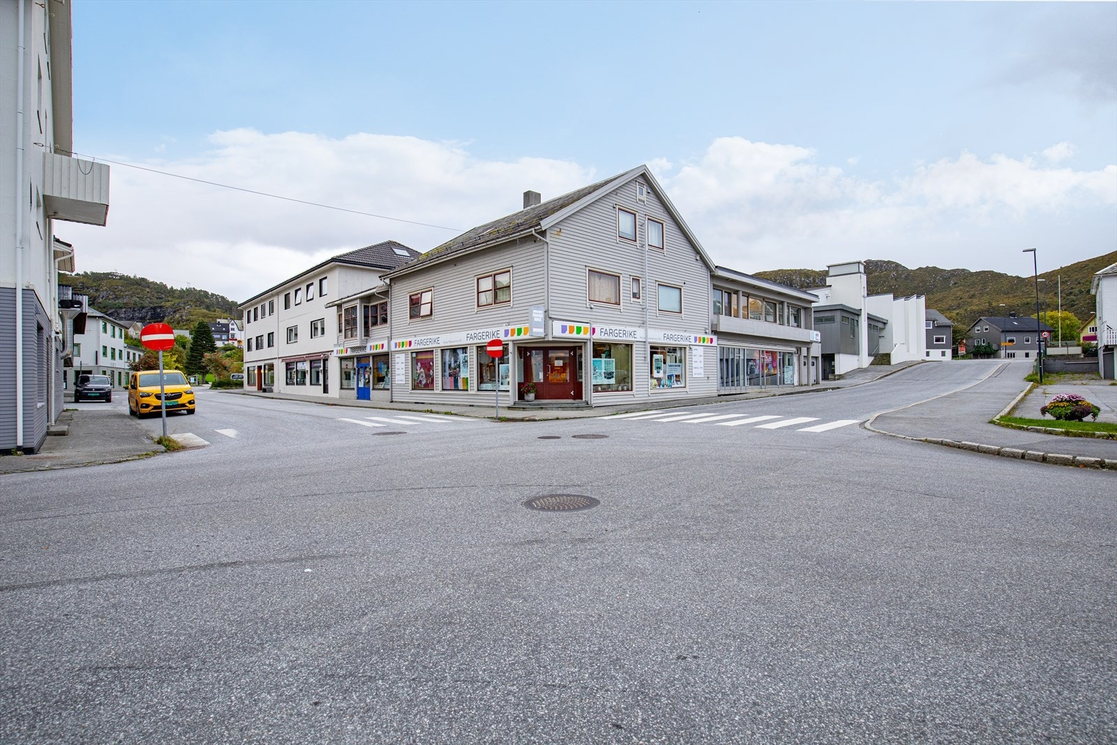 Fra eiendommen er det kort til flere fasiliteter og nærområde består av flere butikker/bedrifter Galleribilde