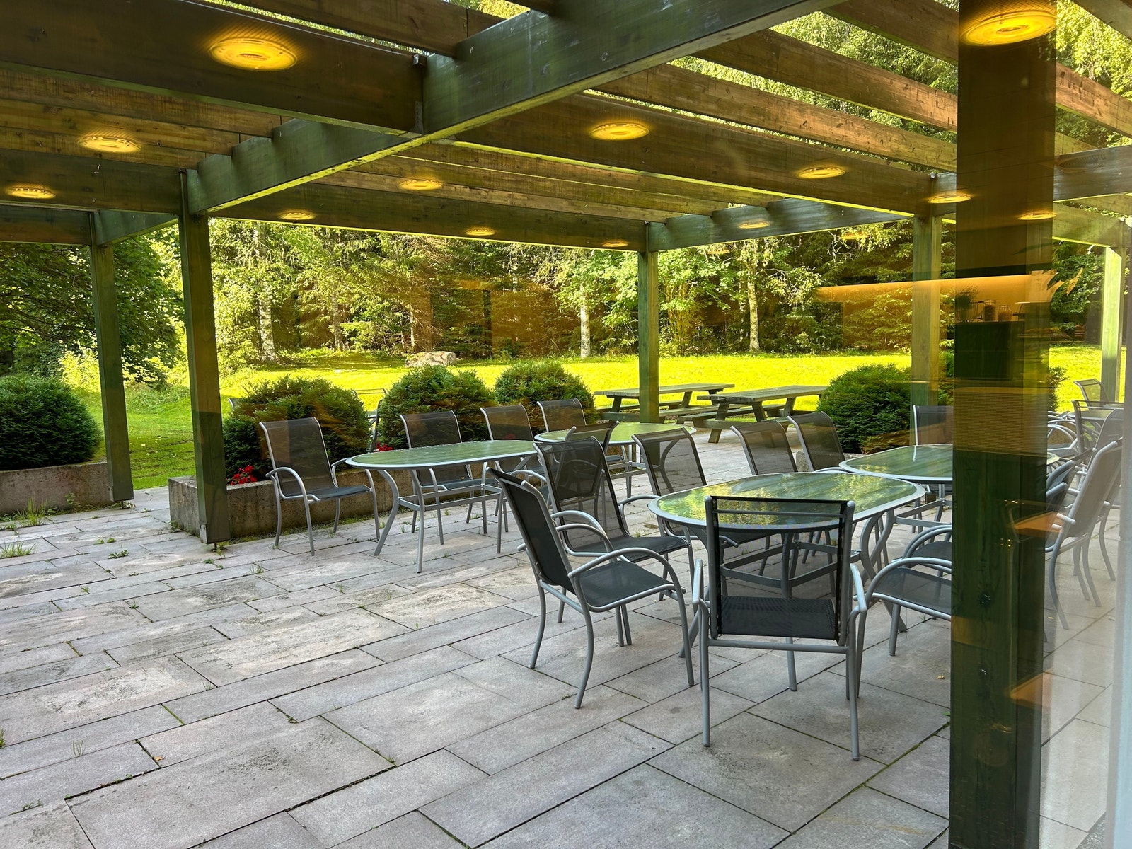 Uteterrasse på baksiden av bygget Galleribilde