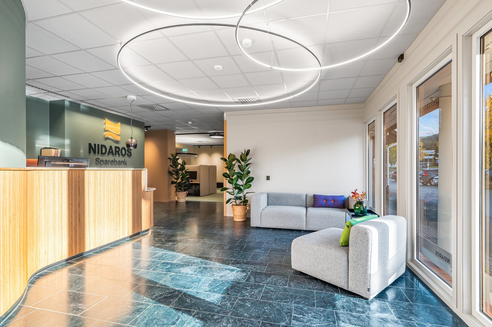 1. etg. Nidaros Sparebank - resepsjon Galleribilde