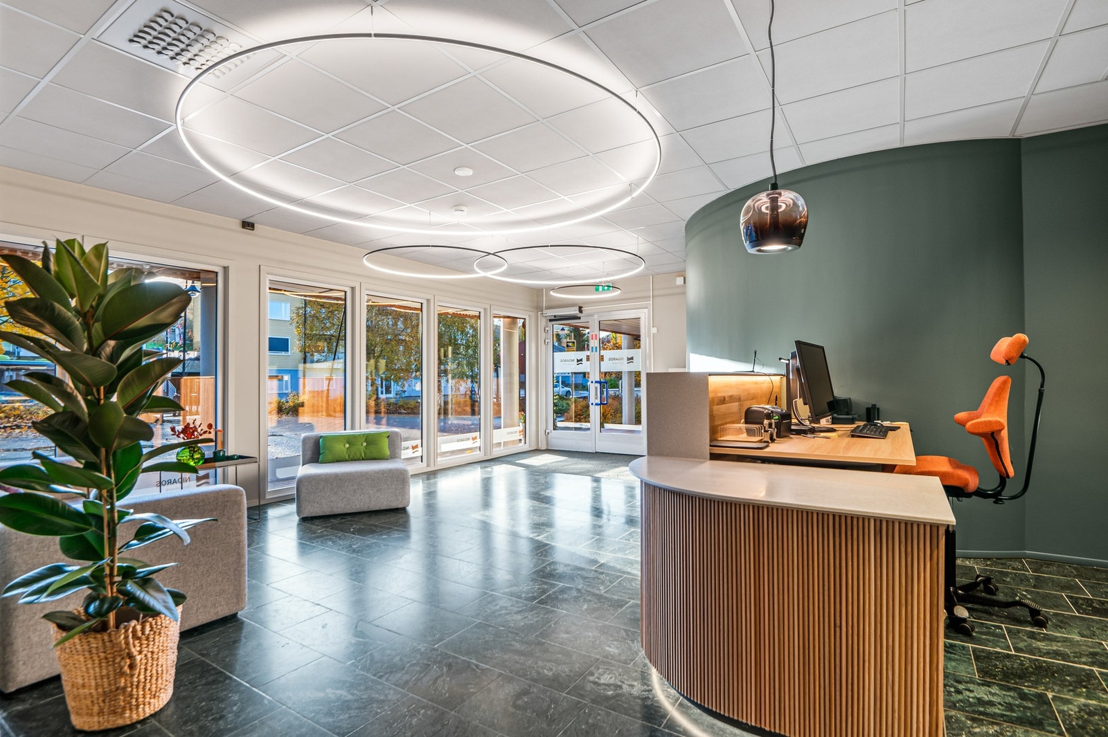 1. etg. Nidaros Sparebank - resepsjon Galleribilde