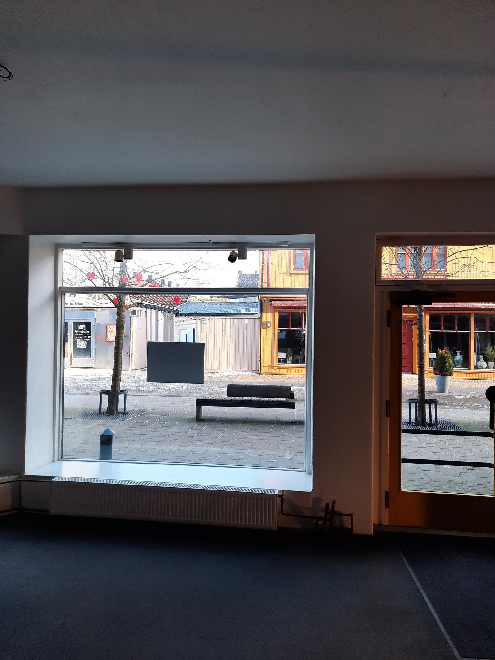Lokalet med utsikt mot gågate. Galleribilde