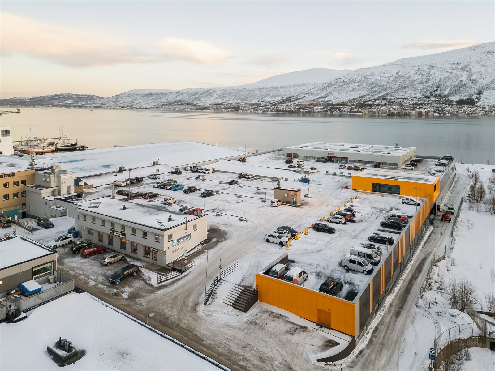 Stor parkeringsplass på taket av Bjørnstrand. Ca 6000kvm ledig, fordelt på flere lokaler Galleribilde