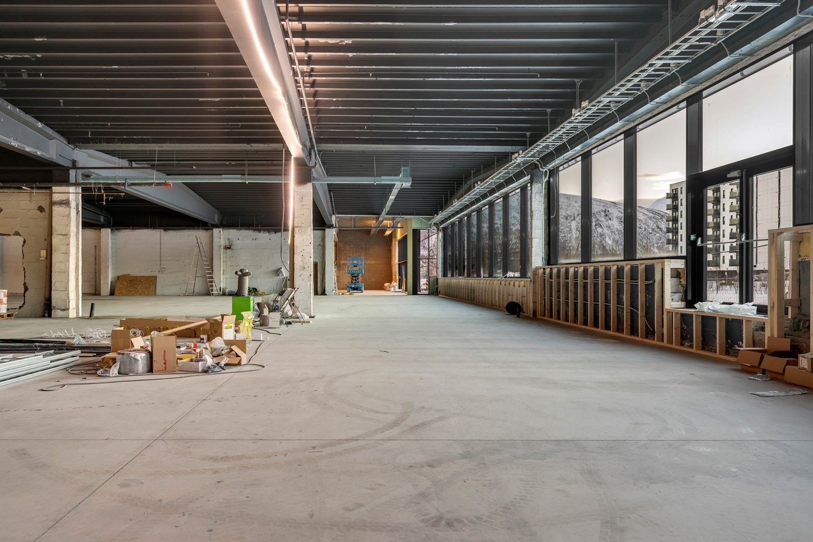 Lokale 2 og 3, mot felles inngangsparti i sør. Vinduene øker i høyde nedover mot havet. Galleribilde