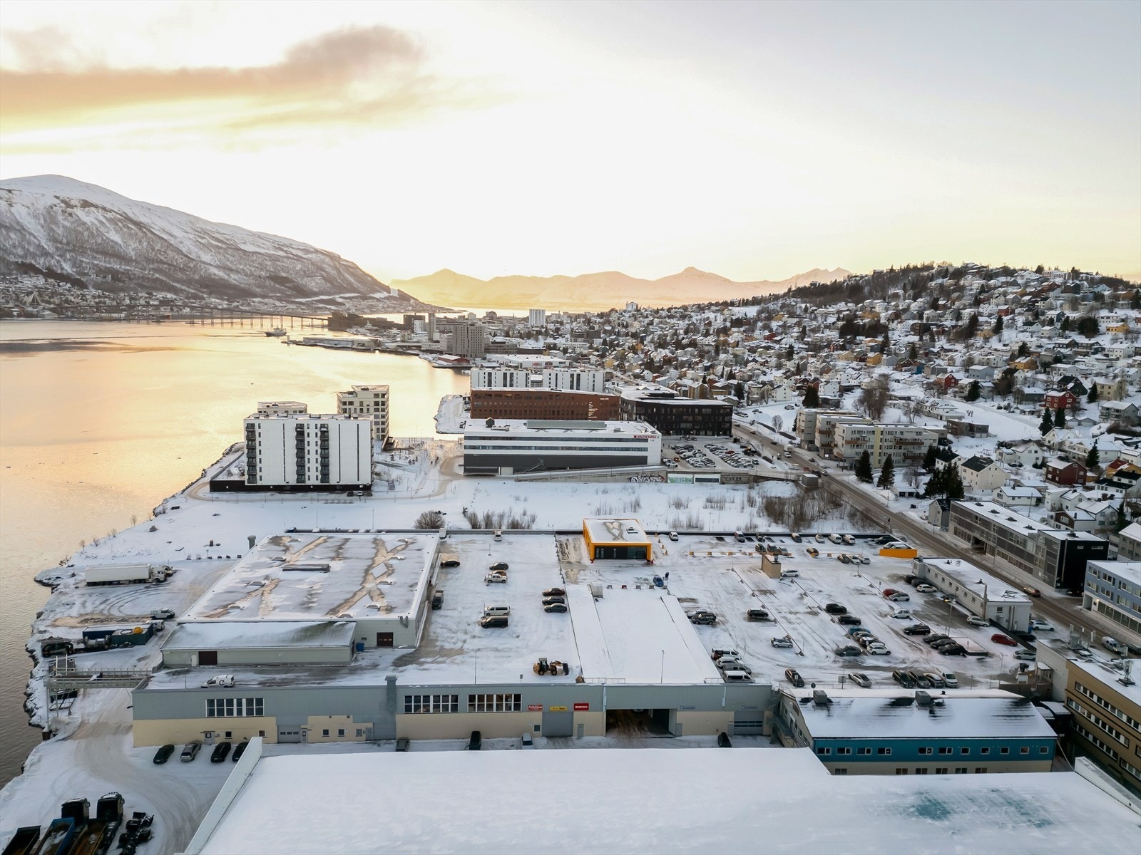 Nærmeste nabo mot sør er Kræmer Galleribilde