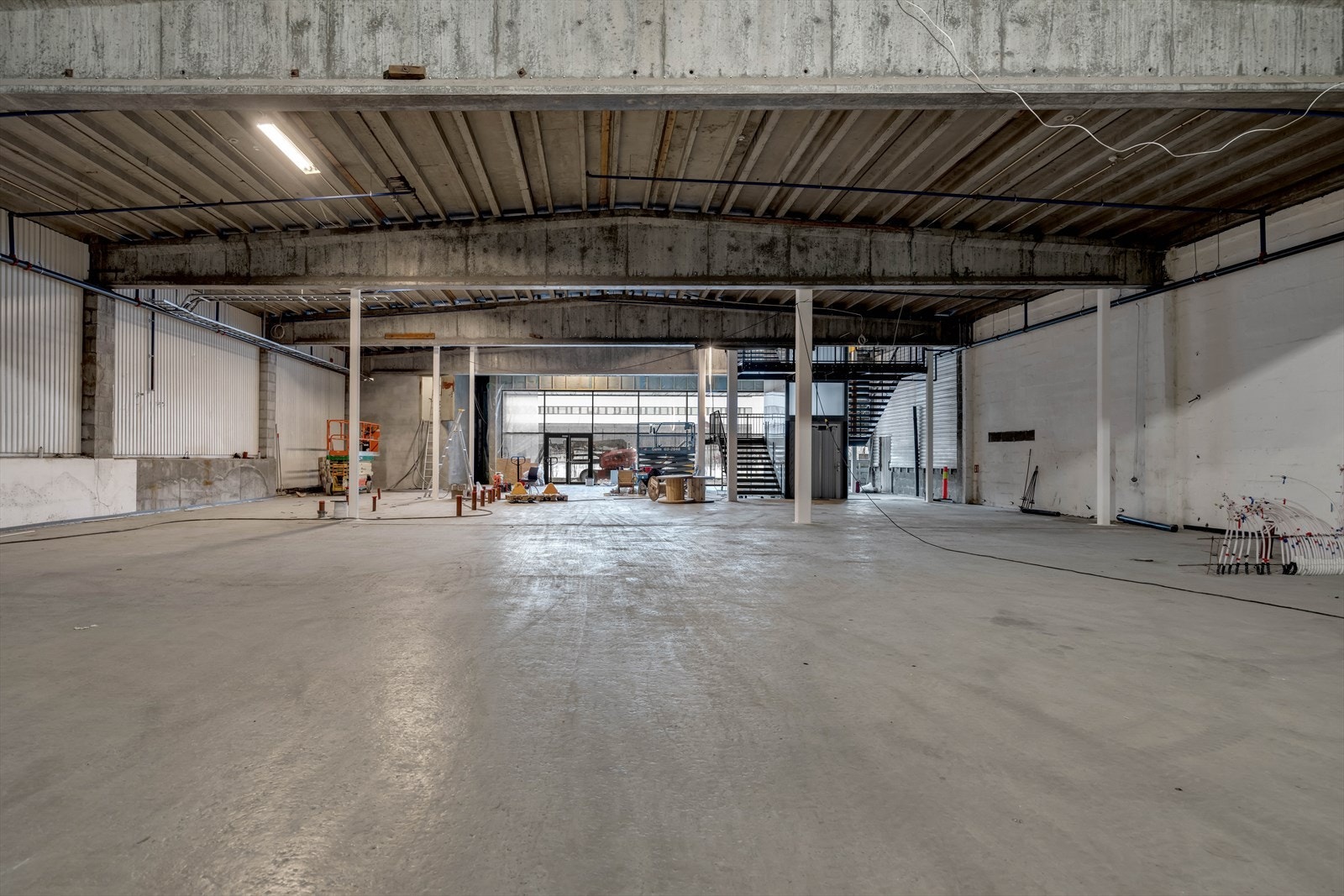 Fellesareal i første etasje, planlagt garderobe/wc
til venstre i bildet. Galleribilde