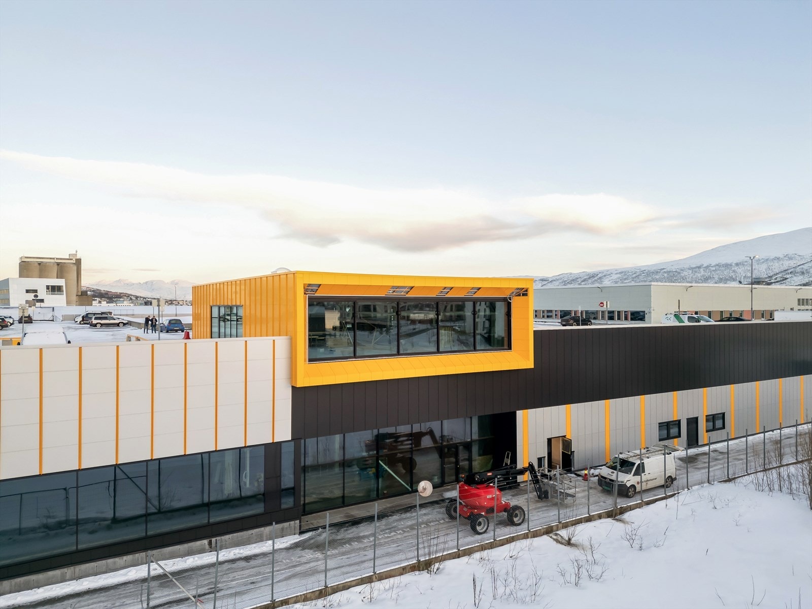 Adkomst fra parkeringen via nytt inngangsparti, med nyinstallert heis Galleribilde