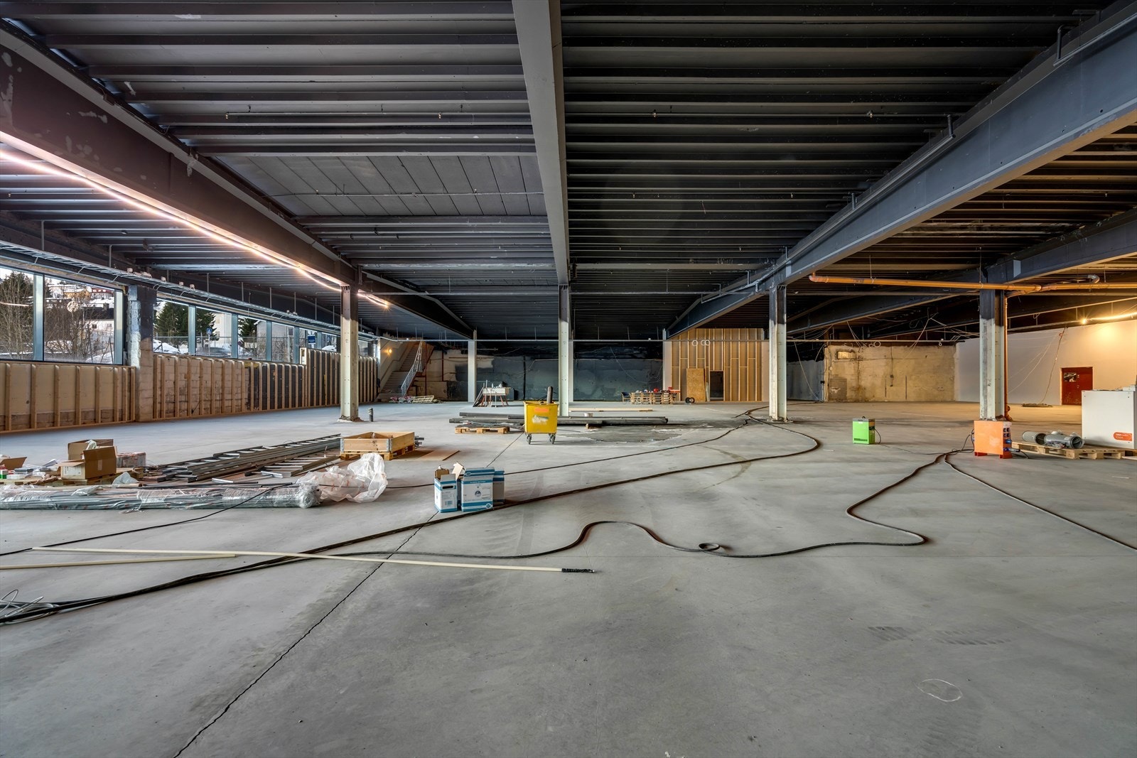 Lokale 2 og 1. Kan selvsagt leies sammen. Ca 1900kvm. Lokale 1 kan også ha direkte inngang fra Stakkevollvegen og bruk av trappen til venstre i bildet. Galleribilde