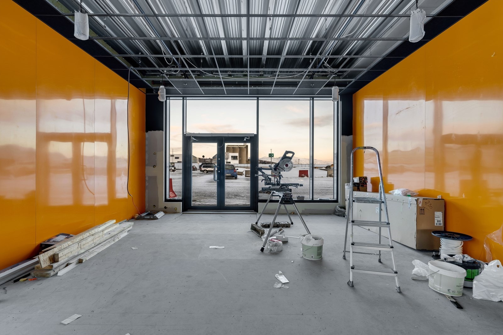 Hovedinngangsparti i 2 etasje, taket av Bjørnstrand Galleribilde