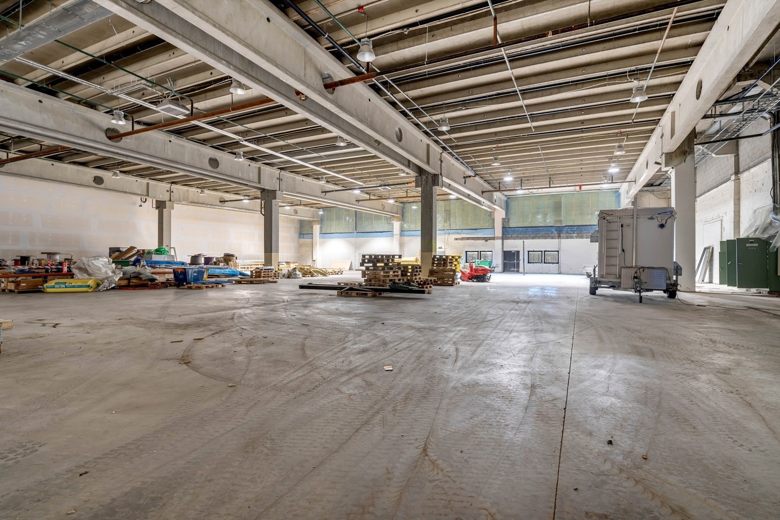 Lokale 5, ca 2000kvm. Ca 5,5 meter til søylene. Ca 9,5 meter i lengdemeter mellom hver søyle. Galleribilde