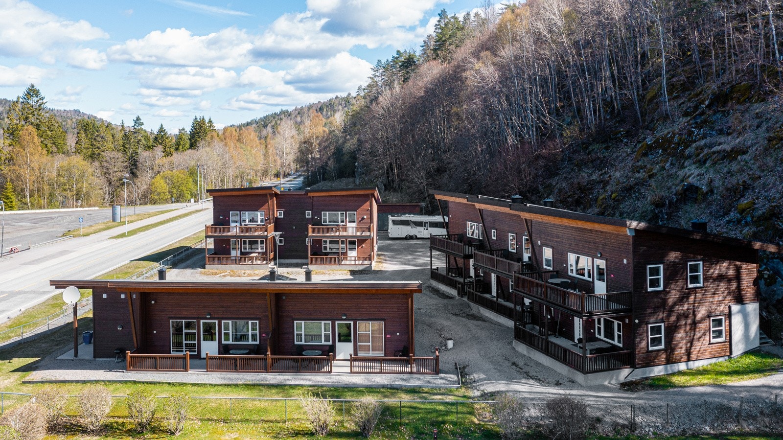 3 flotte leilighetsbygg med tilsammen 12 utleieleiligheter som ligger rett ved Olavsberget camping og Eidangerfjorden. Galleribilde