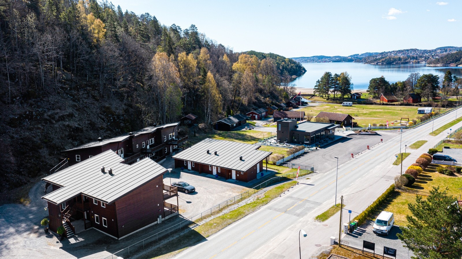 Disse leilighetene ligger gunstig til med gangavstand til badestrand, bryggeanlegg, resturant og fine turområder. Galleribilde