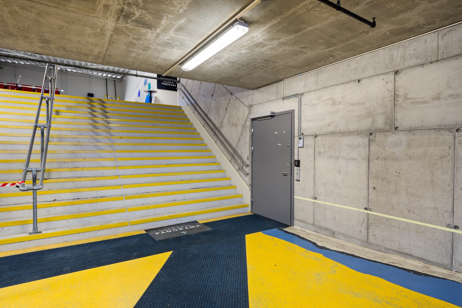Egen inngangen til kontoret i femte etasje. Stadion rett opp trappene. Galleribilde