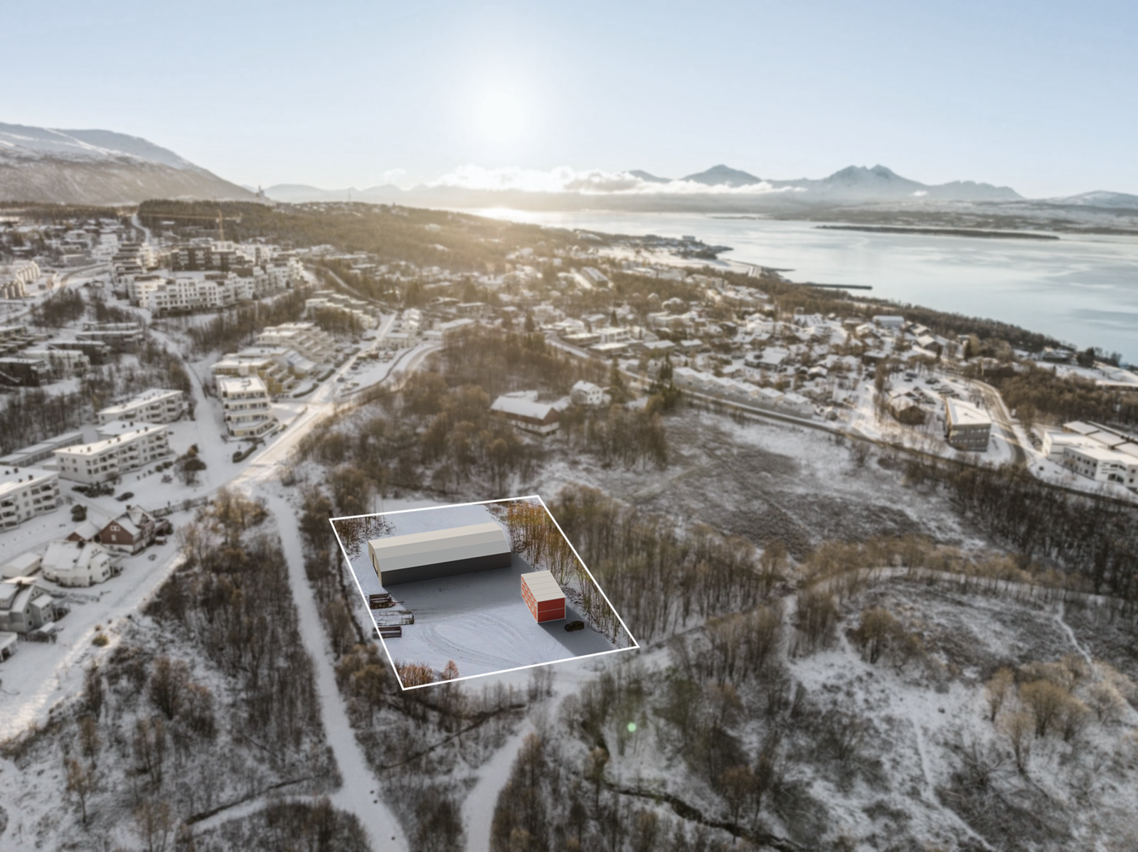 God beliggenhet. Her mot sør - Spredt boligbebyggelse nærliggende av tomten. Illustrasjon av lagerhall som er utmerket til lagring og brakkerigg. Galleribilde