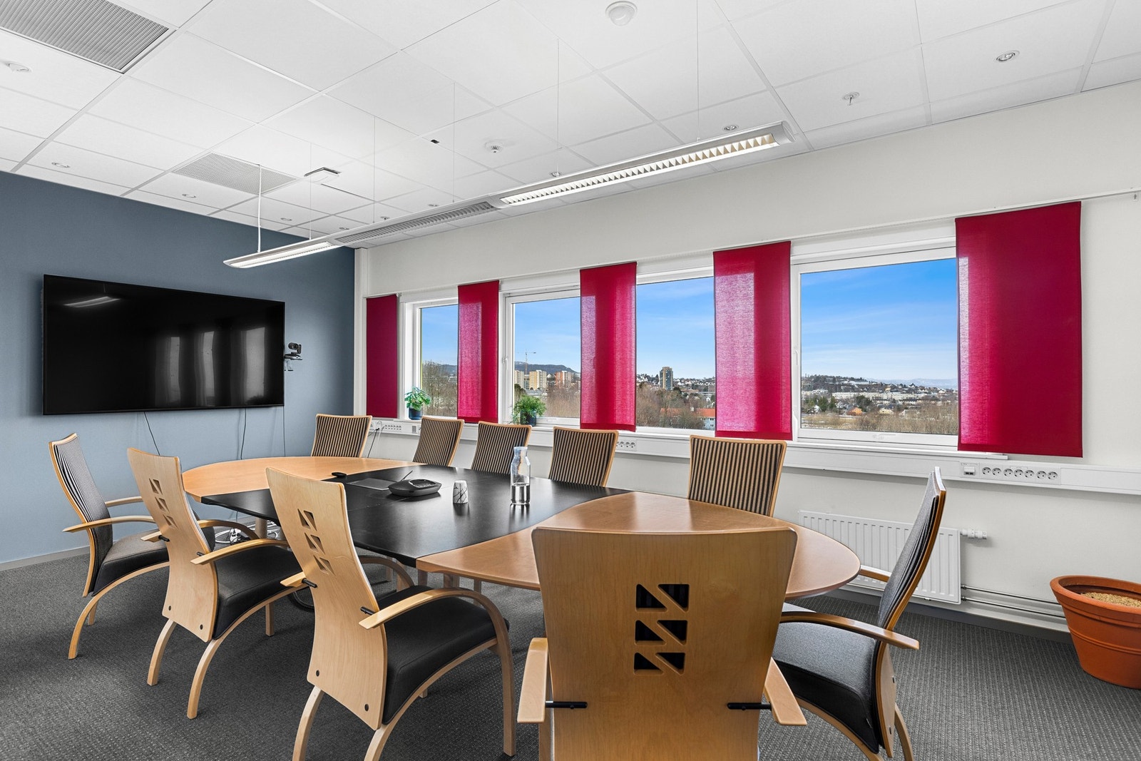 Kontorlokalene ligger høyt i terrenget som gir flott utsikt og rikelig med lysinnslipp. Galleribilde