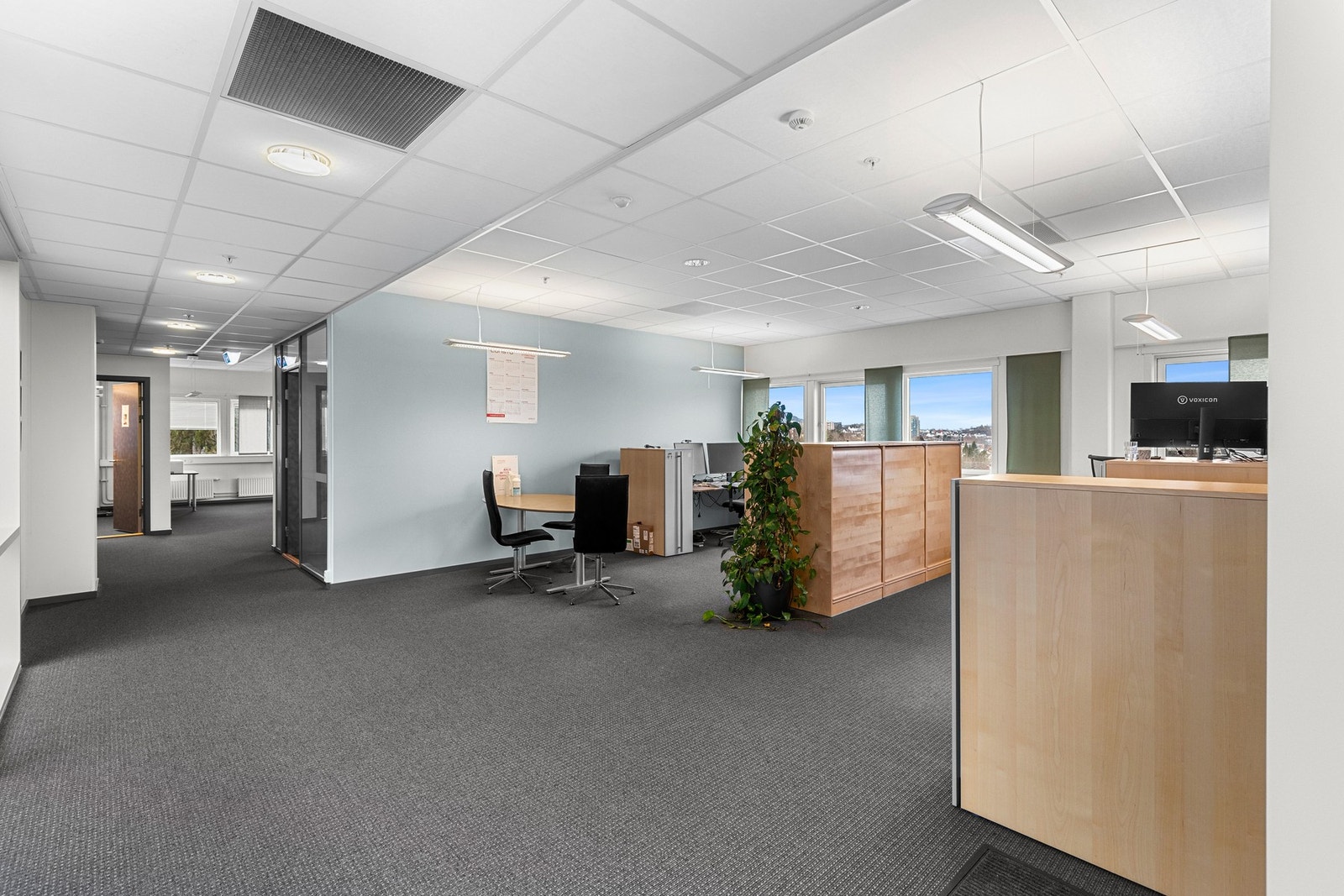 Åpne kontorlandskap adskilt med stillerom deler lokalet inn i flere arbeidssoner, noe som bidrar til behagelig arbeidsro. Galleribilde