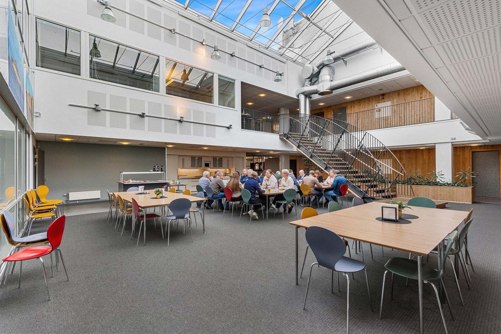 Luftig og sosial spiseplass i fjerde etasje. Galleribilde