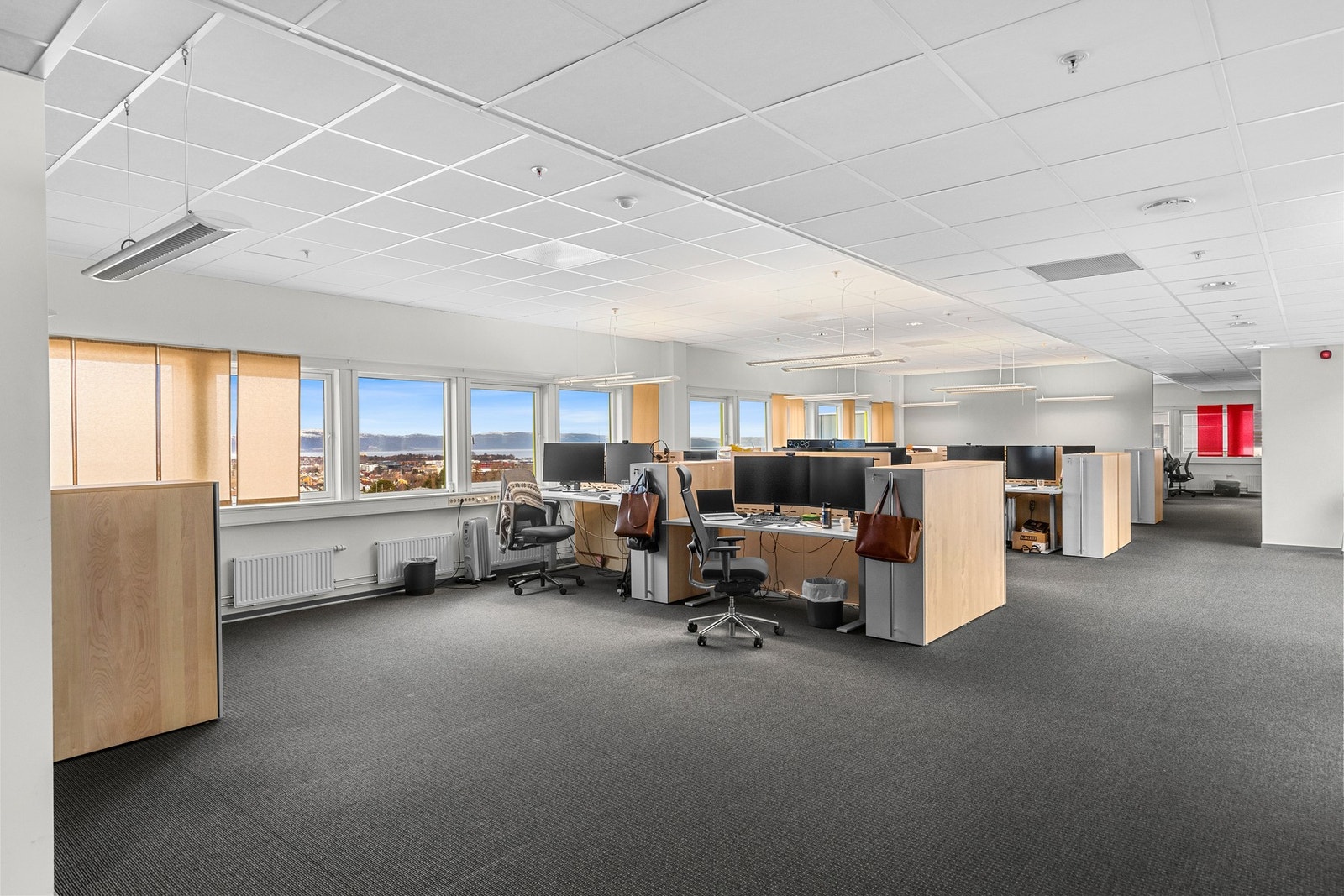 Kontorlokalene ligger høyt i terrenget som gir flott utsikt og rikelig med lysinnslipp. Galleribilde