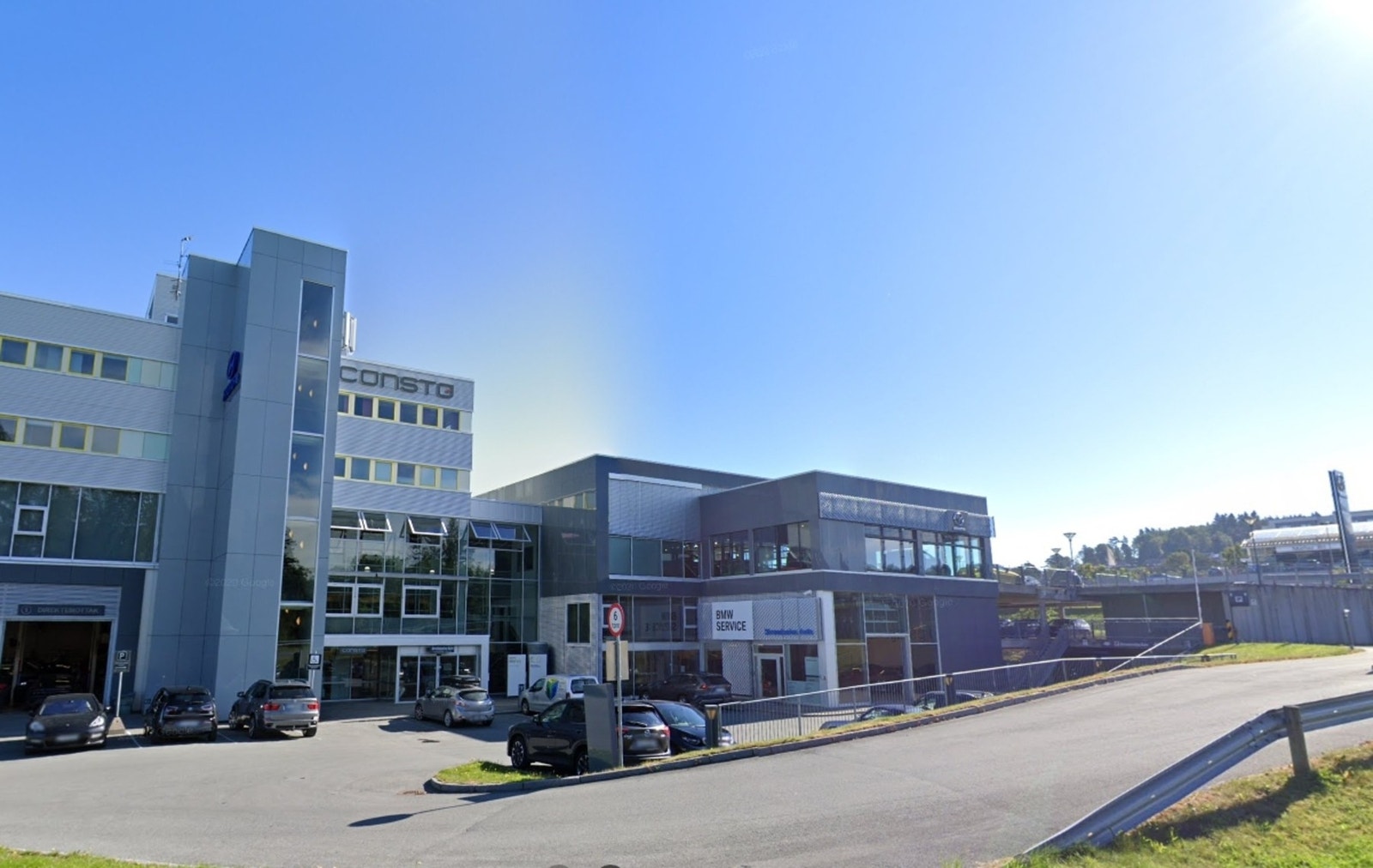 Innkjøringsrampe til parkeringsplasser under tak. parkeringsmulighet under tak. Galleribilde