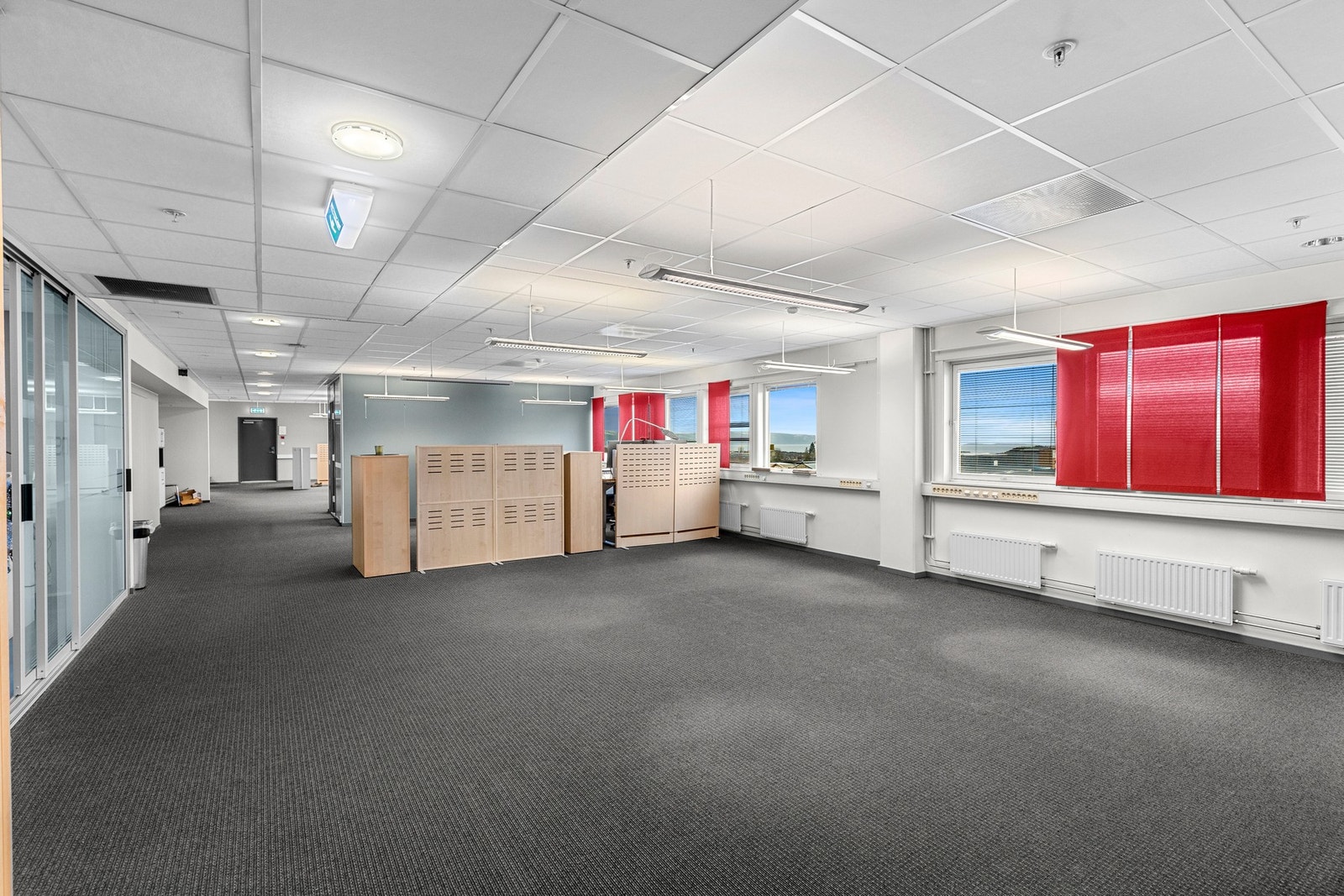 Åpne kontorlandskap adskilt med stillerom deler lokalet inn i flere arbeidssoner, noe som bidrar til behagelig arbeidsro. Galleribilde