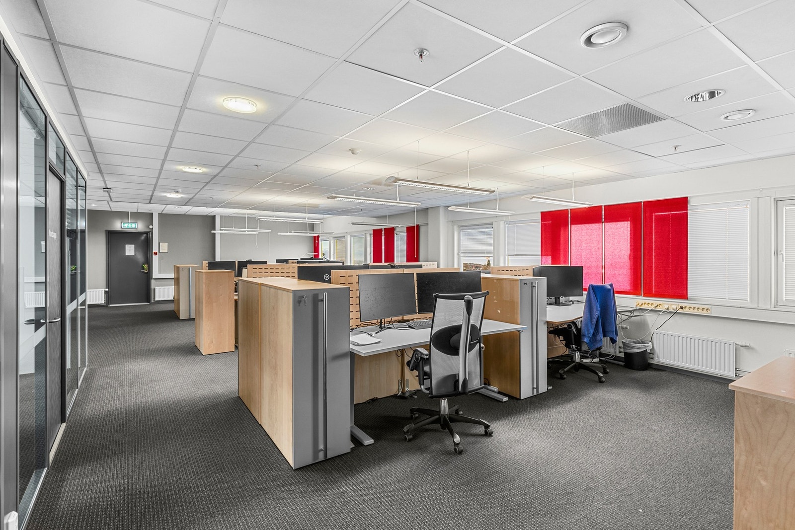 Åpne kontorlandskap adskilt med stillerom deler lokalet inn i flere arbeidssoner, noe som bidrar til behagelig arbeidsro. Galleribilde