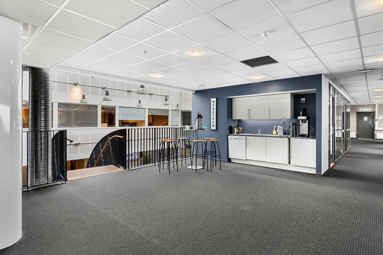 Flere sosiale soner spredt i etasjene. Galleribilde