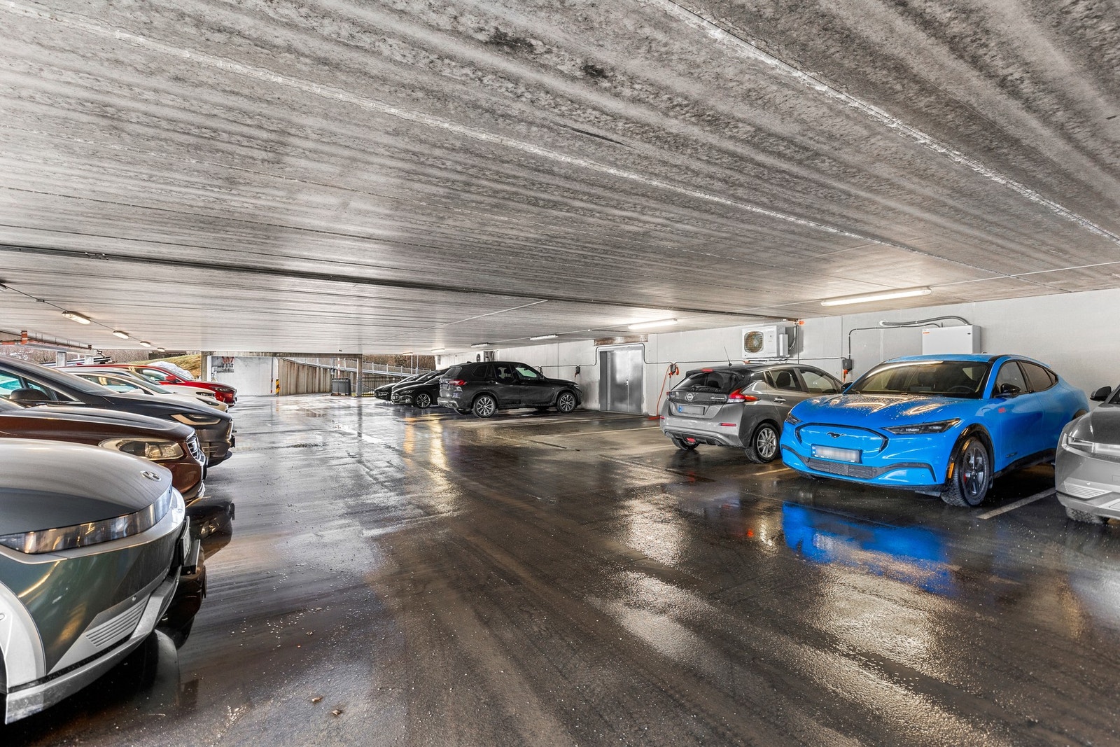 Parkering og sykkelparkering under tak. Parkering og eventuell elbillading etter nærmere avtale. Galleribilde