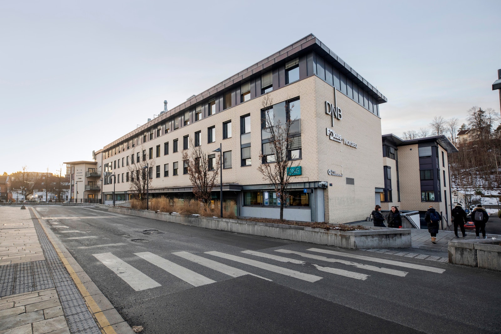 Leif Tronstads plass 6 - rett ved buss og tog. Galleribilde