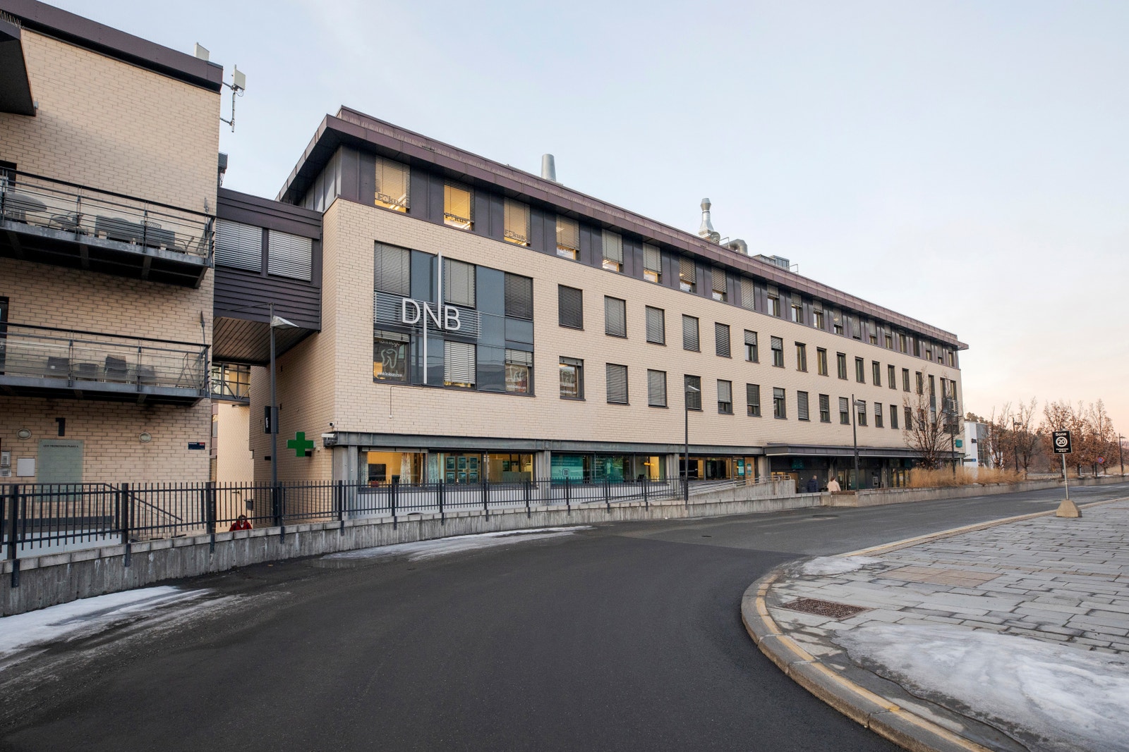 Leif Tronstads plass 6 - rett ved buss og tog. Galleribilde