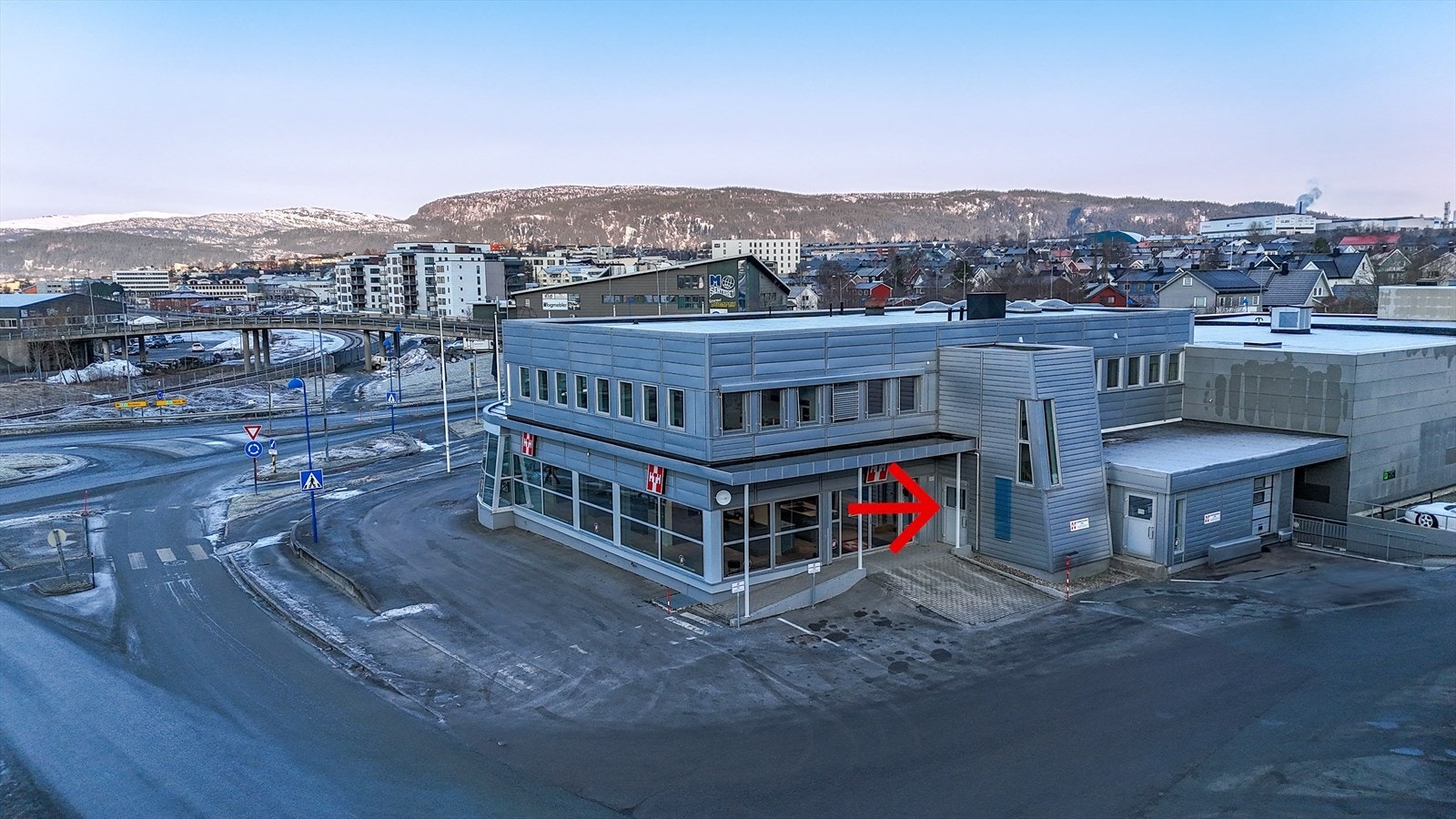 Inngangen er merket med pil. Det går en trapp opp til 2.etg, der det til venstre er selve næringslokalet/ene og til høyre er det hybler/leiligheter. Galleribilde