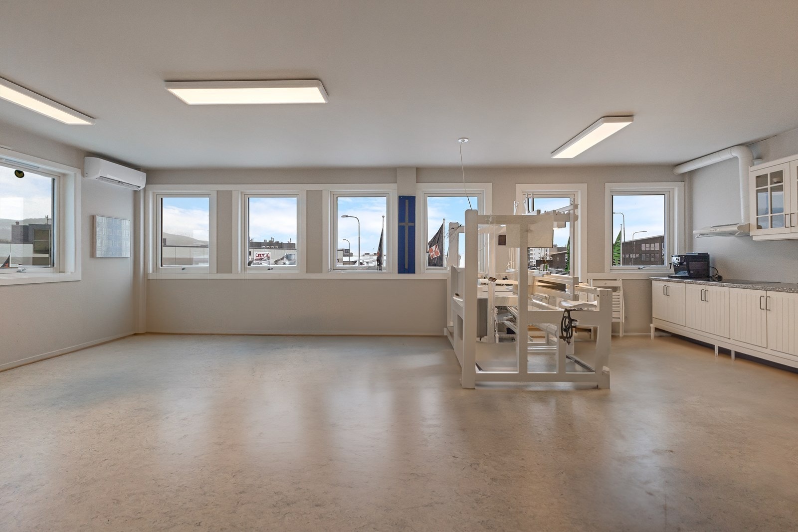 Kjøkken inne i næringsdelen kan sees til høyre. Galleribilde