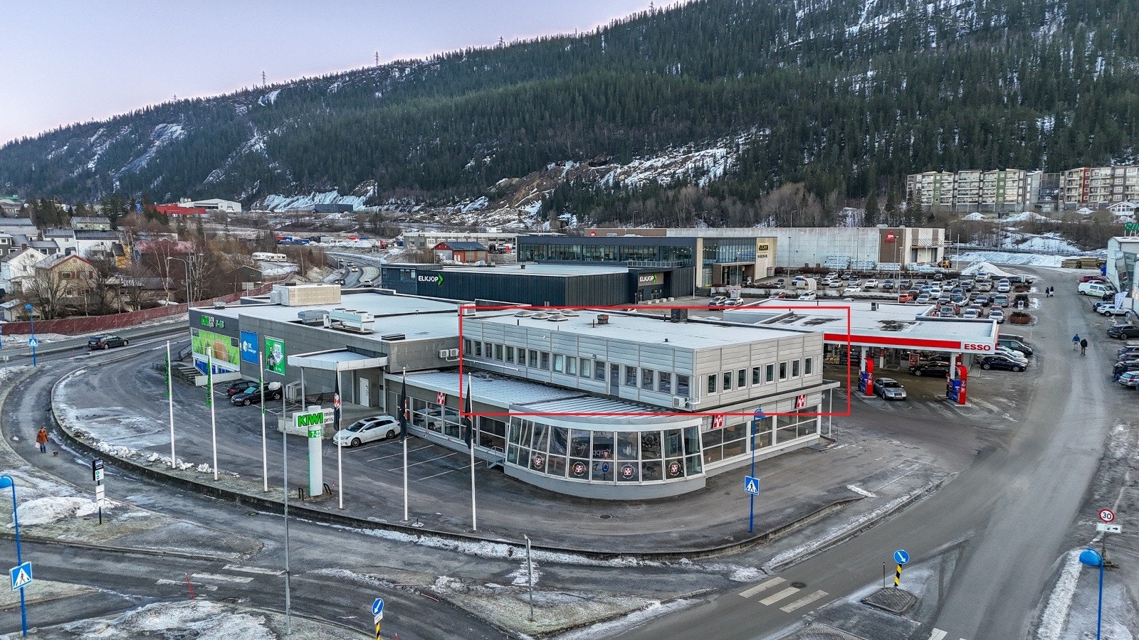 Kombinasjonslokaler med både kontor/næringsdel og 3 hybler/leiligheter, beliggende i 2.etg over der HTH har lokaler i dag, og rett ved Kiwi. Galleribilde