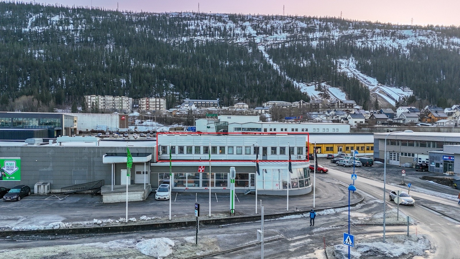 Rett mot bygget. Det vil selvsagt være gode parkeringsmuligheter. Galleribilde
