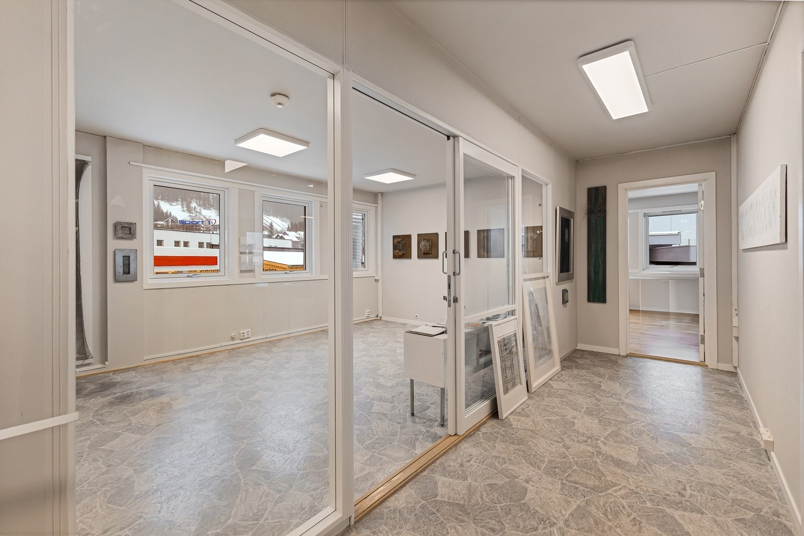 Næringsdel med møterom/kontor. Galleribilde