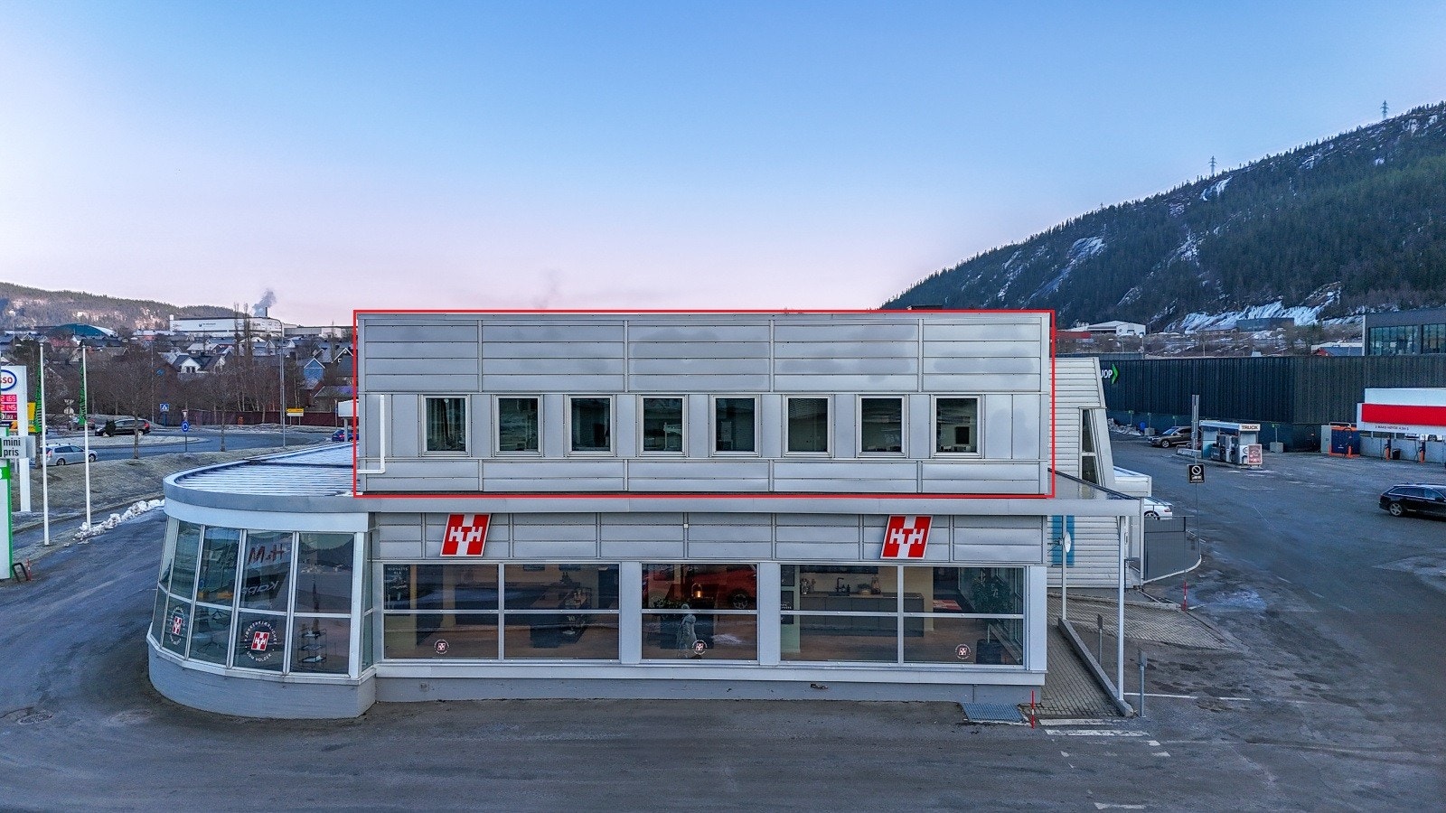 Rett mot 2.etg og seksjonen med næringslokaler og 3 stk hybler/leiligheter. Galleribilde