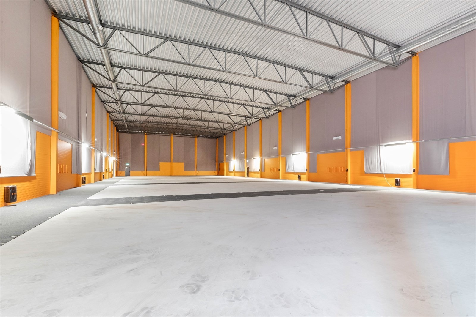 Romslig lagerhall med god takhøyde Galleribilde