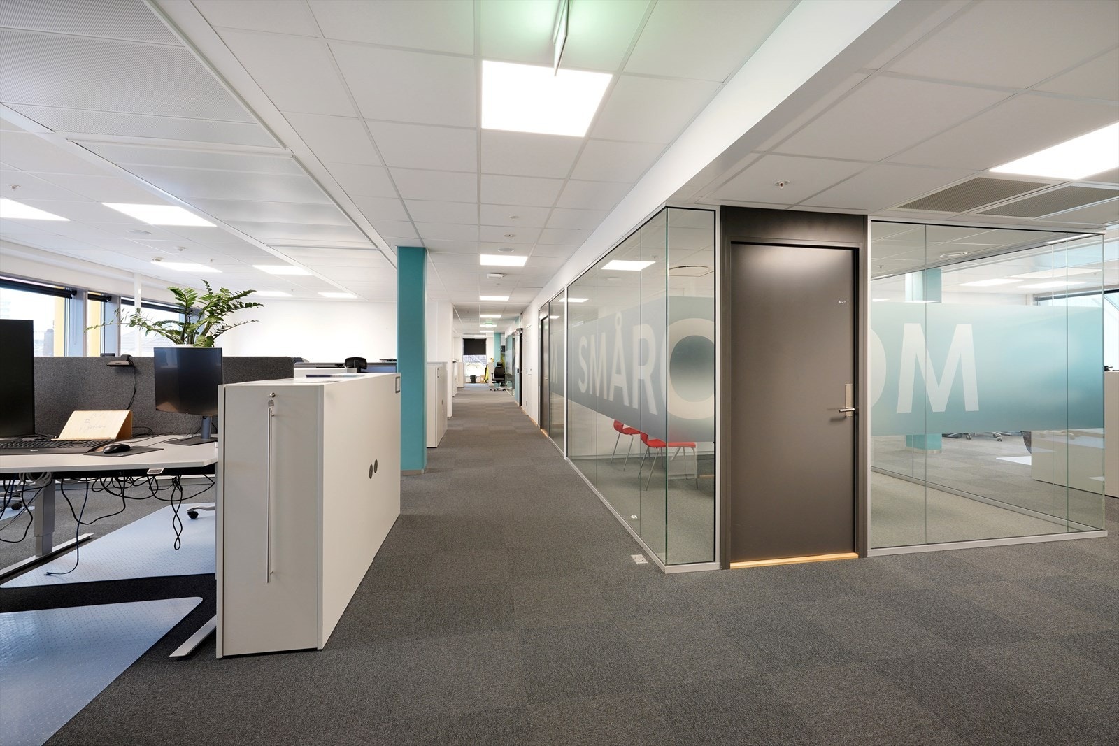 Moderne kontorlokale med glassvegger, lyse farger og god belysning. Ideelt for en effektiv og profesjonell arbeidsplass. Galleribilde