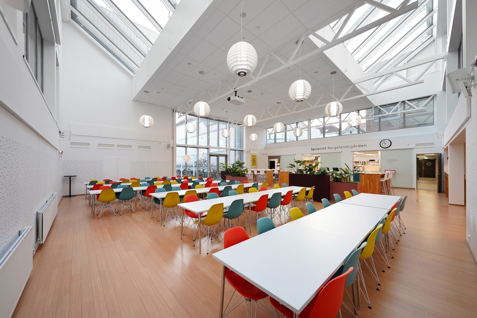 Spiseriet - Personalrestaurant med store vinduer som slipper inn naturlig lys. Kan også benyttes ved sosiale sammenkomster. Galleribilde