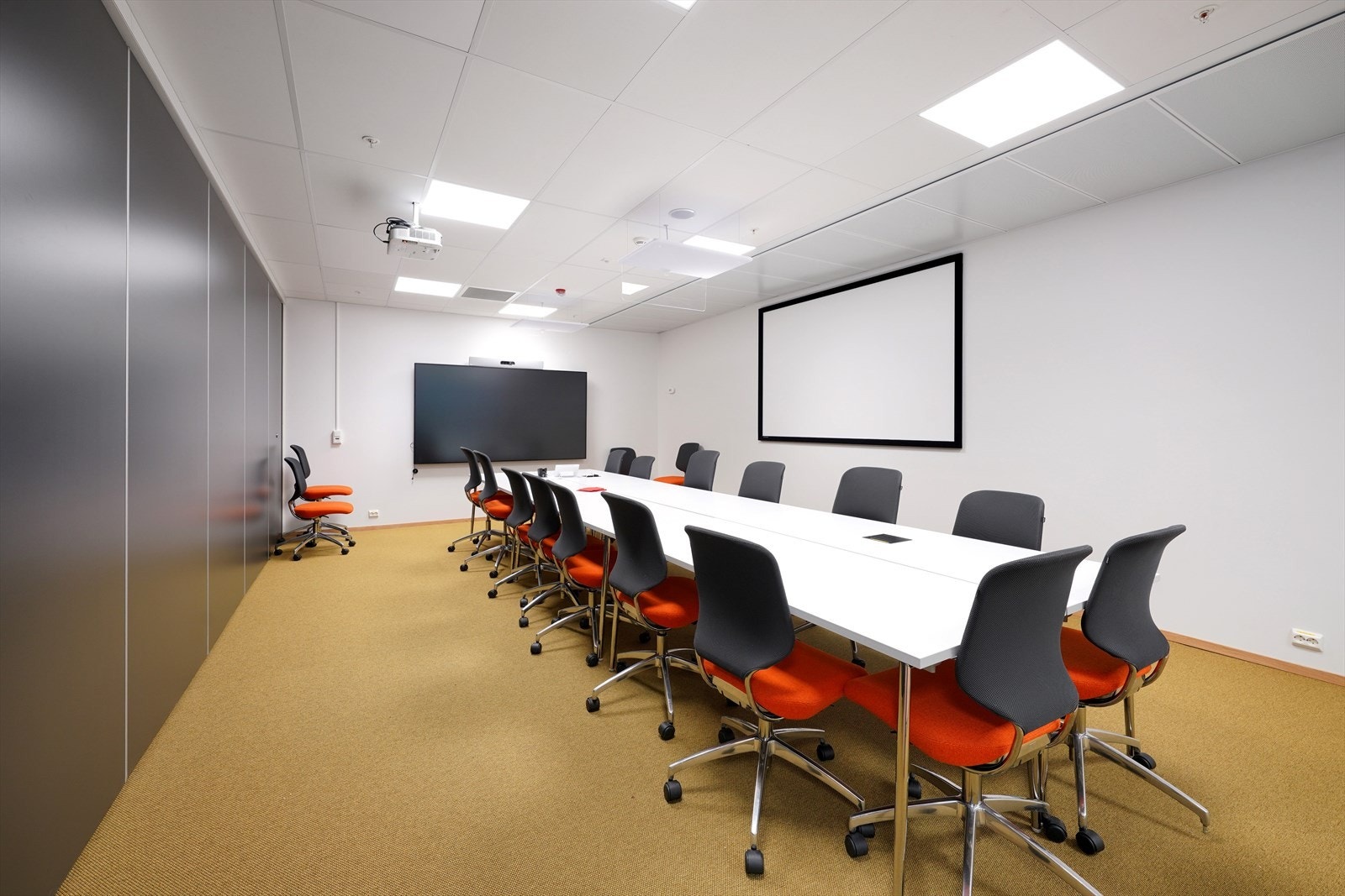 Møteromsfløy - Moderne møterom med god belysning Galleribilde