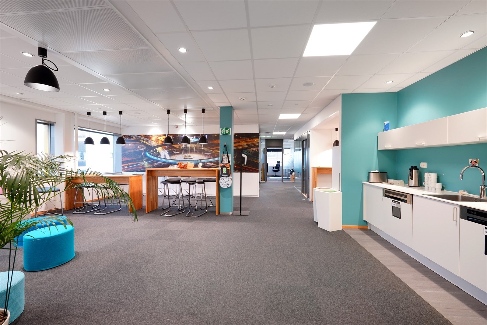 Sosial sone i moderne og åpen kontorløsning med stilrene detaljer. Galleribilde