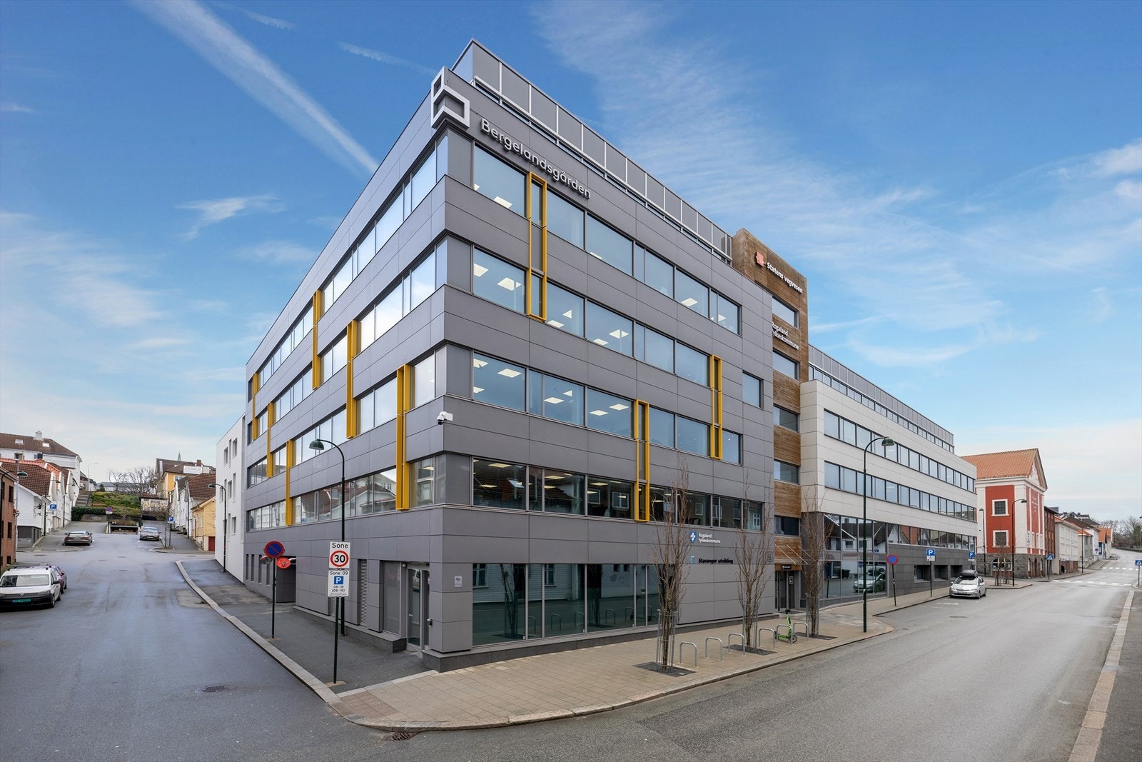 Moderne næringsbygg med sentral beliggenhet. Attraktivt område med gode forbindelser til offentlig transport og byens fasiliteter. Galleribilde