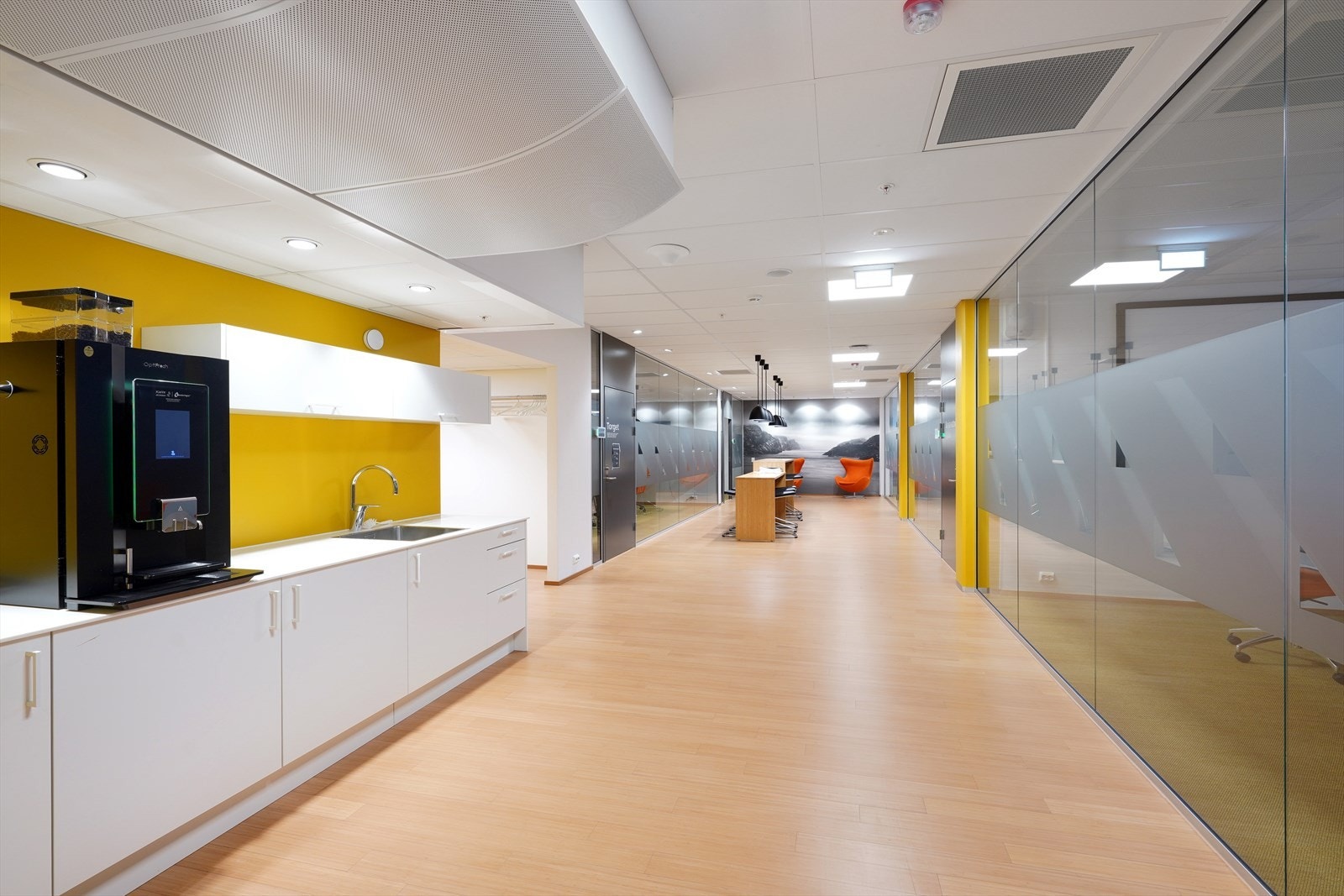 Egen møteromsfløy i 1 etg med tekjøkken og sosial sone Galleribilde