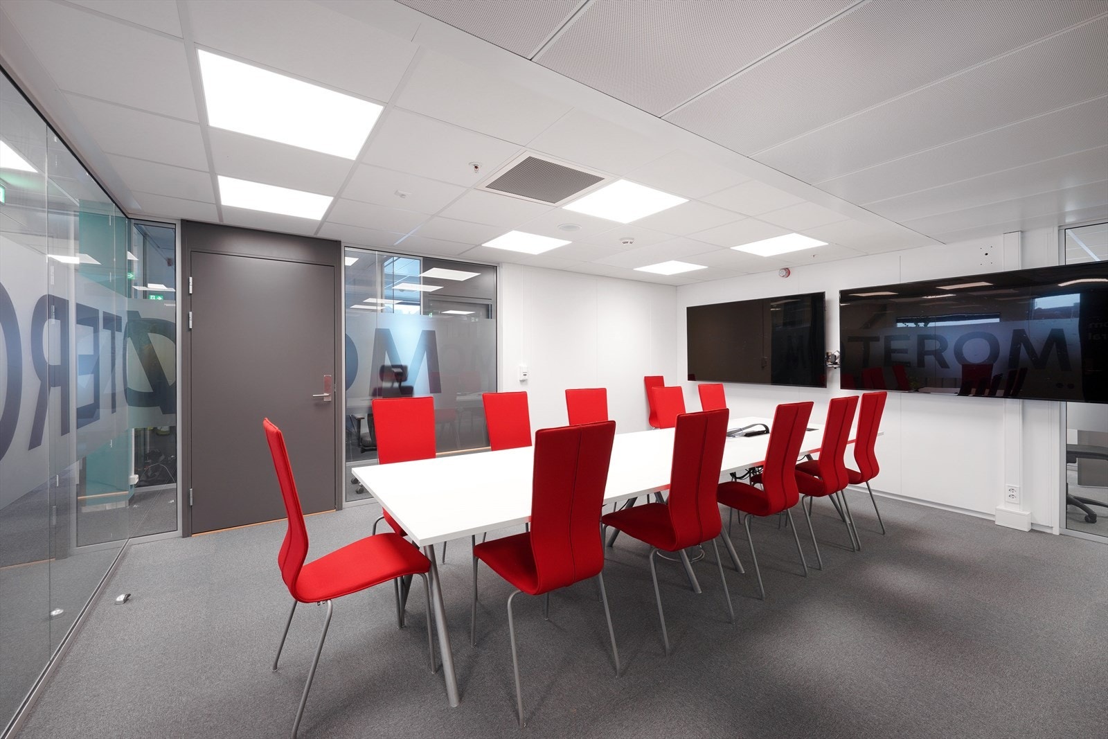 Møterom i kontorareal med AV løsning Galleribilde